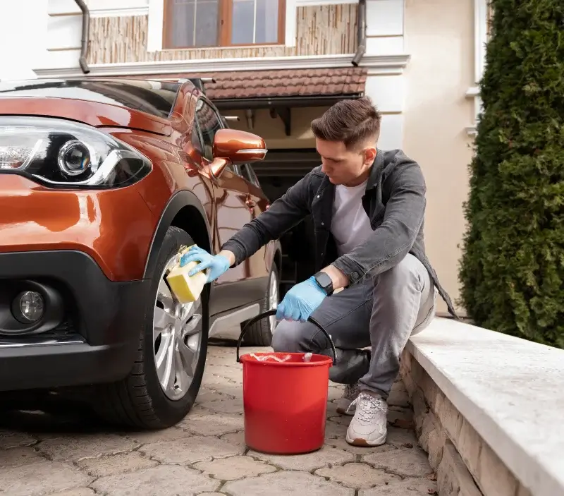Lavage auto à domicile Gourhel : professionnel intervenant sur un véhicule